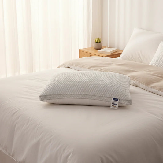 Oreiller rafraîchissant FreshNight™ sur lit scandinave — chambre fraîche été | Ergosia