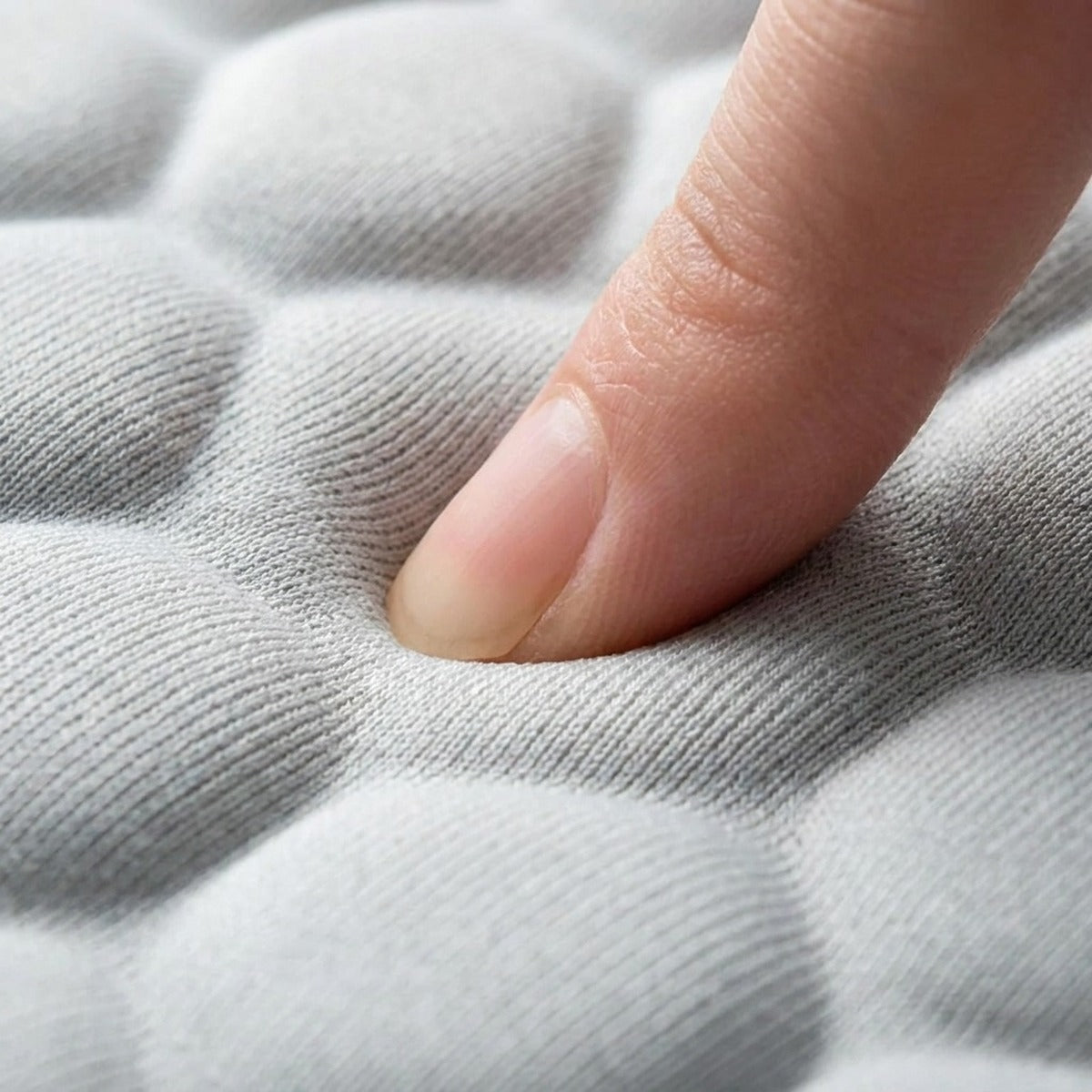 Détail : motif alvéolé et mousse à mémoire de forme qui s'enfonce sous le doigt