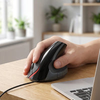 Mise en situation : main posée de côté sur la souris verticale, au bureau