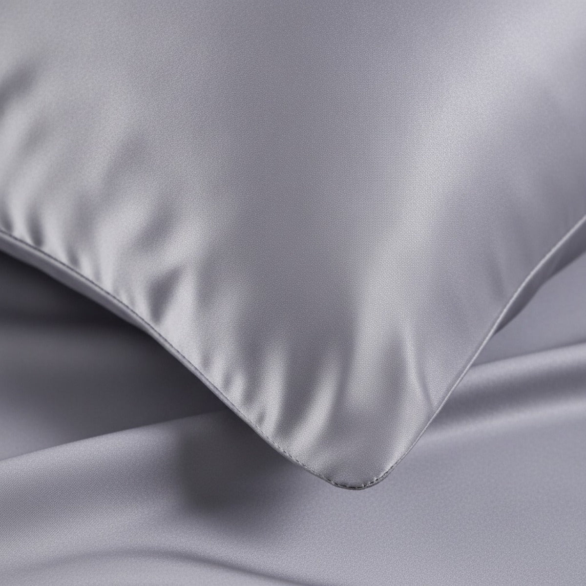 Détail : tissage lisse et reflets de la soie de mûrier, coloris argent