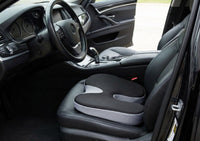Coussin périnée à double ouverture sur le siège conducteur d’une voiture