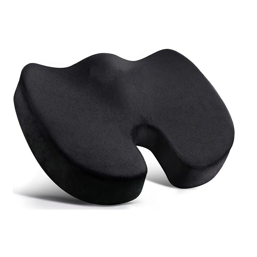 Coussin d’assise PostureCore noir à découpe en U, vue de trois quarts sur fond blanc