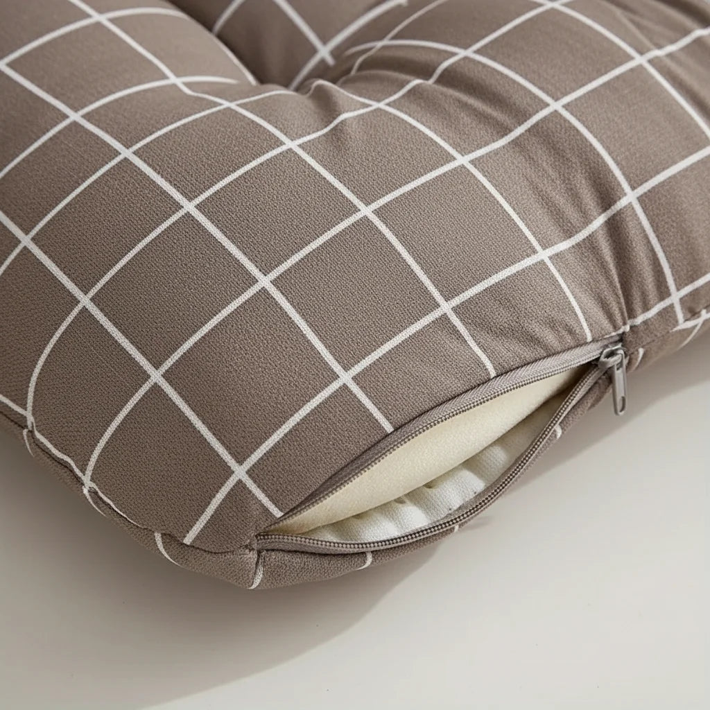 Gros plan de la surface matelassée d'un coussin d'assise et de dossier gris