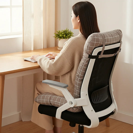 Coussin d'assise et de dossier gris installé sur une chaise de bureau
