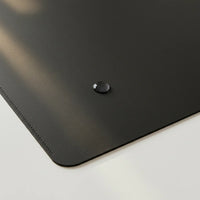 Détail texture cuir PU sous-main bureau DeskPad Pro | Ergosia