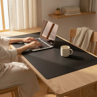 Sous-main bureau en utilisation sur bureau bois | Ergosia