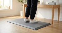 Tapis anti-fatigue debout bureau ergonomique en utilisation | Ergosia
